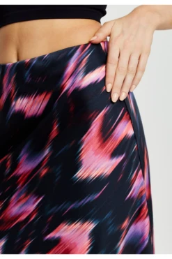 Liquorish Abstract Ikat Print Midi Skirt In Black And Pink -Liquorish || Yumi Shop 2bHHGBFu 15549