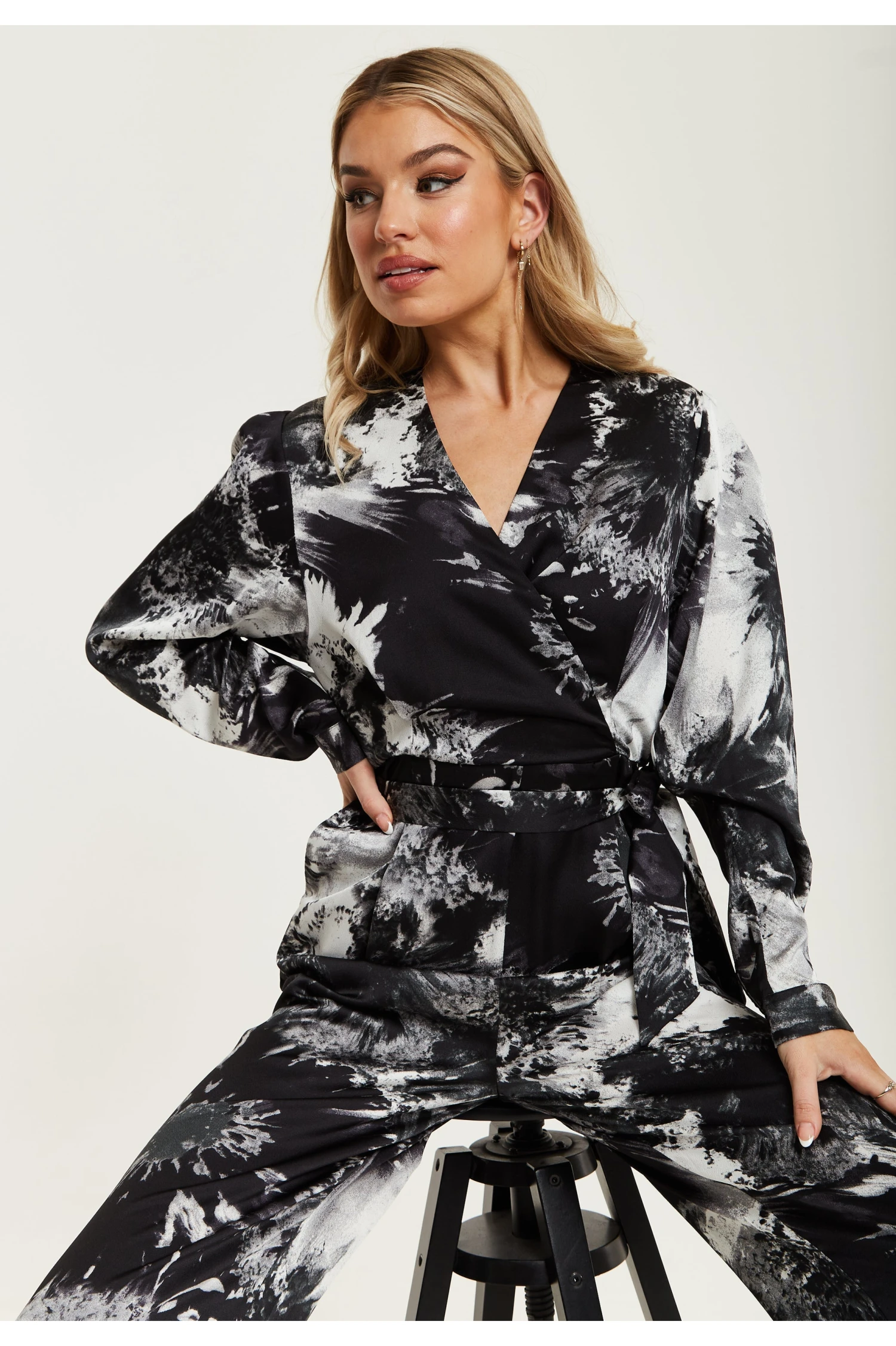 Liquorish Mono Abstract Print Jumpsuit With Long Sleeves 7 Liquorish Mono Abstract Print Jumpsuit With Long Sleeves - Image 5