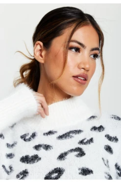 Liquorish Fluffy Animal High Neck Jumper In Black And White -Liquorish || Yumi Shop pAS88slK 12815