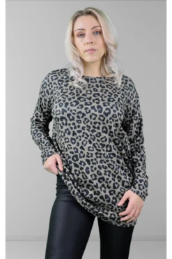Signage Leopard Print Round Neck Long Sleeve Top -Liquorish || Yumi Shop xtglhmgt 13750